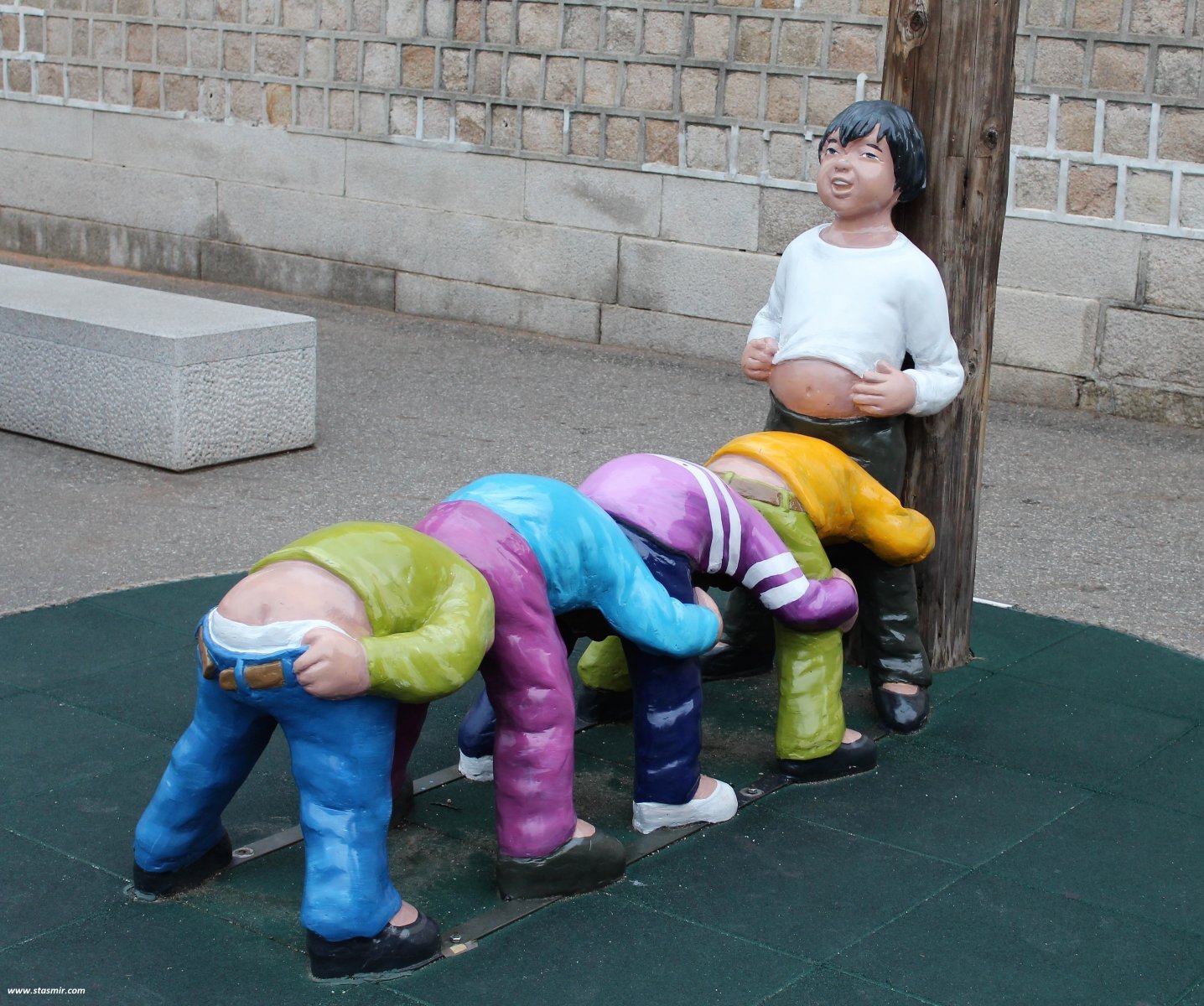 Не ведаю, в какую игру игруют эти скульптурные дети на улицах Сеула, Южная Корея, фото Стасмир, photo Stasmir